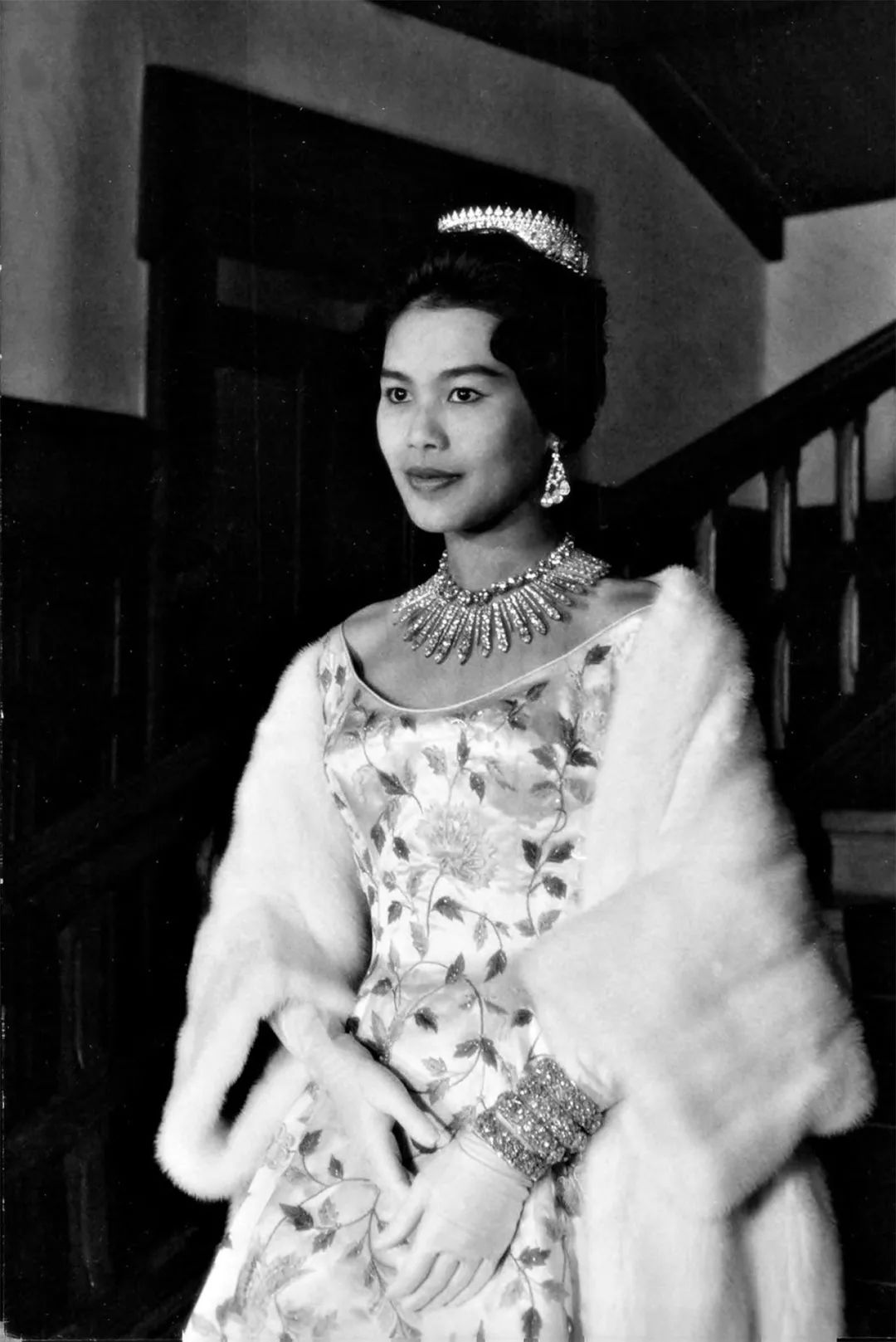 泰国王太后年轻时太美颜值完胜3个公主连苏提达也比不上婆婆