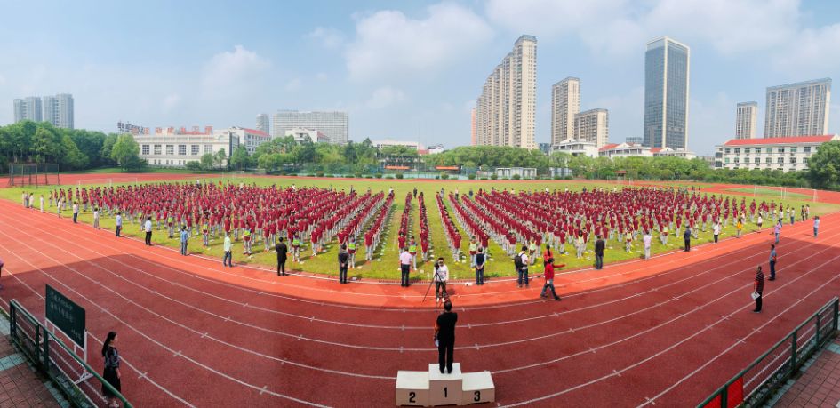 活动首先由江东中学全体师生进行防震疏散演练