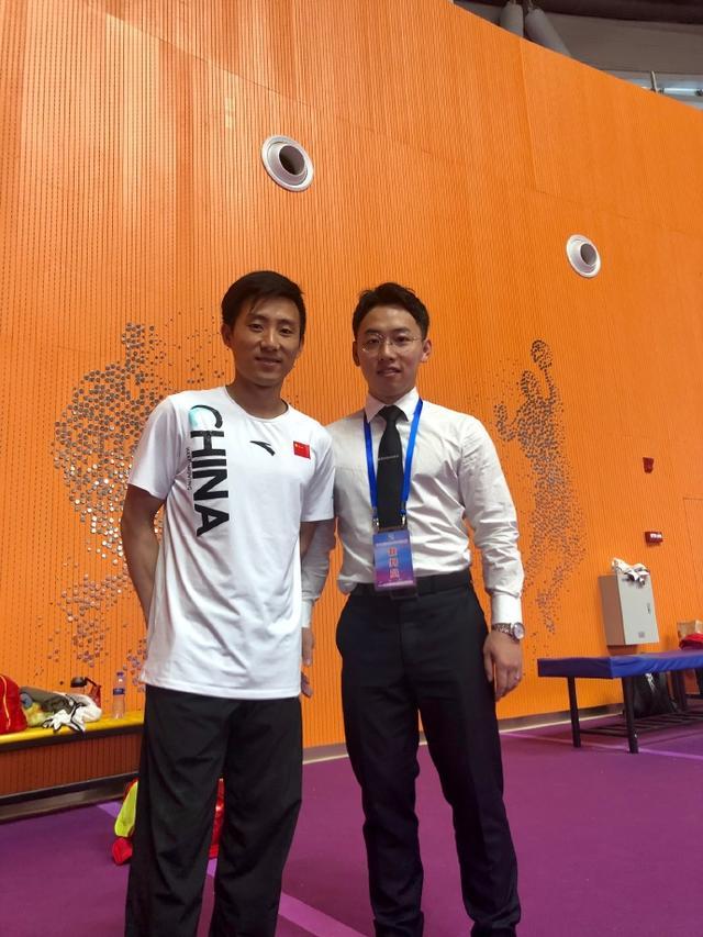 从所晒的两张照片中,可以看到邹凯和滕海滨精神头很足,他们的身高差不