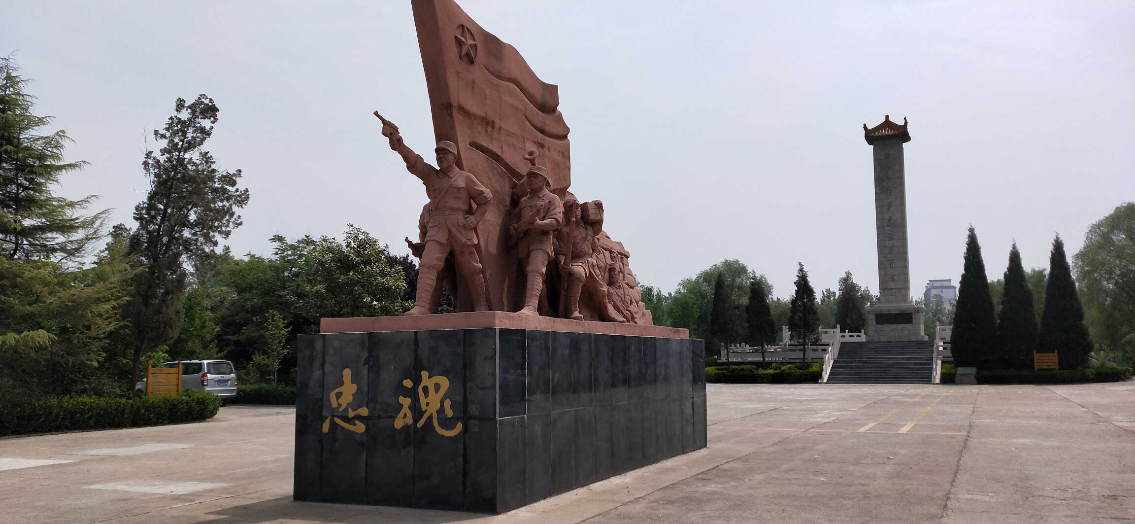 在睢杞战役纪念馆,总编辑郭文剑部署采访任务,并亲自带队采访.