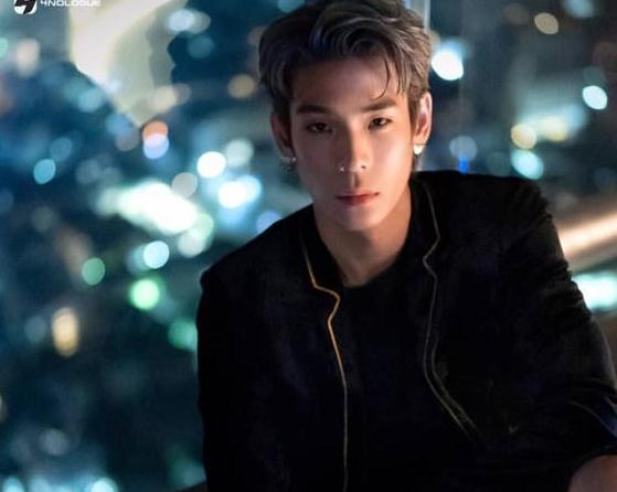 通过网友晒的照片可以看出,嗯哼和童年的jaylerr无论是在五官比例