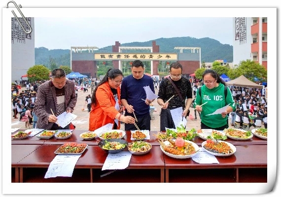 岑巩四中:美食进校园 师生笑开颜
