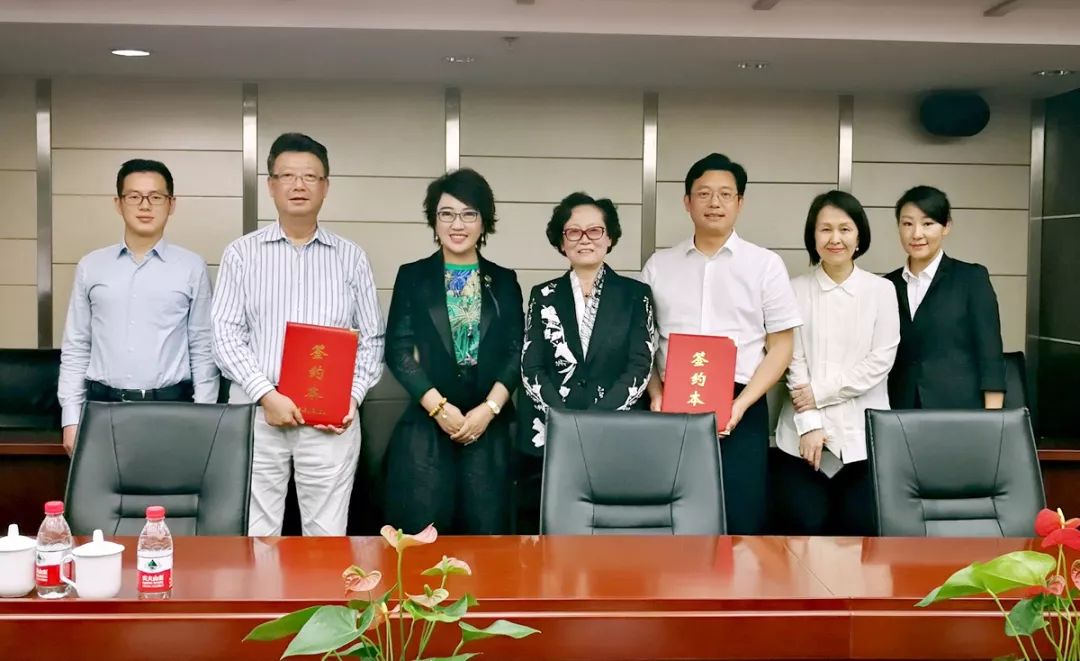 勤博教育董事长周心怡(后排中),重庆新大正集团 董事长王宣(后排右二)