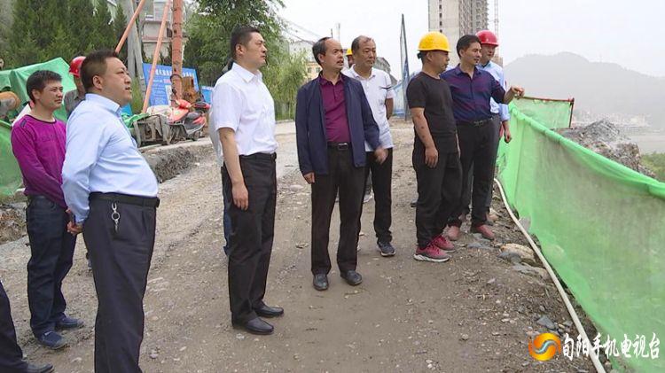 在汉江旬阳电站和g211旬阳过境线汉江大桥施工现场,陈红星详细询问了