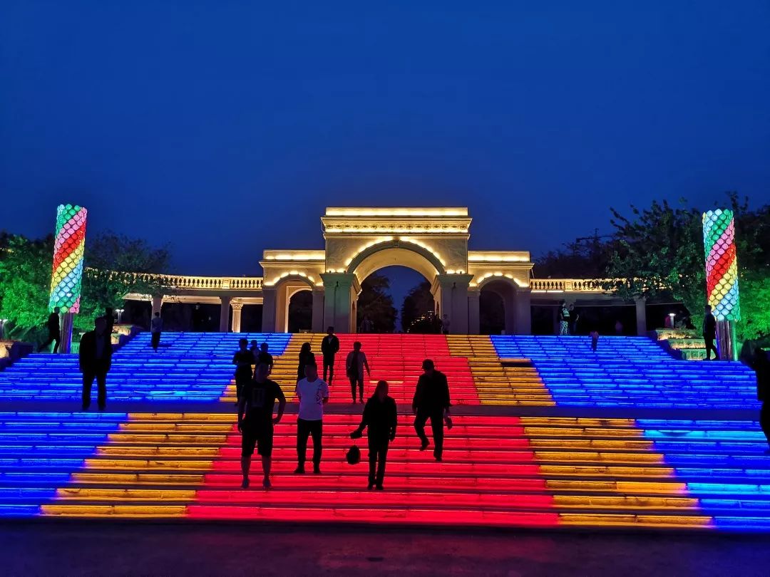 他表示,世纪门是鲅鱼圈一道靓丽的风景线,看到被时光浸染的建筑又焕发