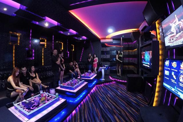 当时44岁的离异妇女刘某来到了,夏某工作的洪山虎泉某ktv唱歌,作为