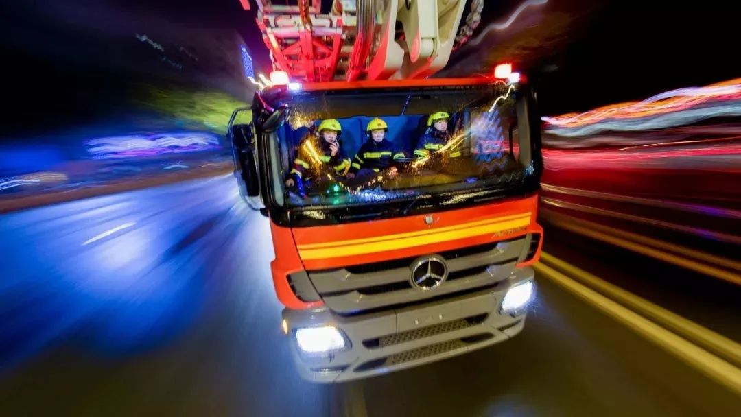 暖来看看中国人是怎么给消防车让道的