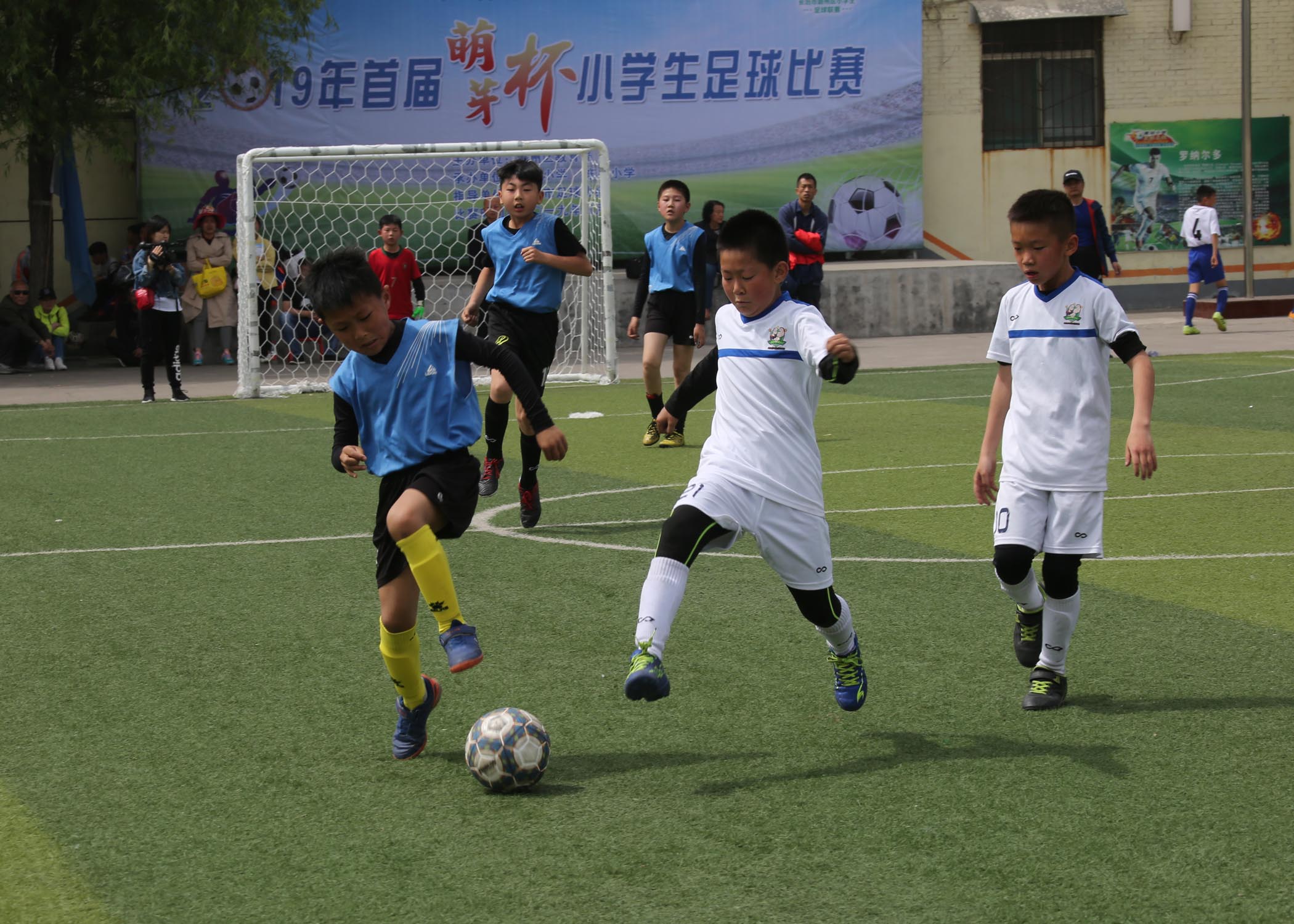 潞州区首届小学生足球联赛在紫坊小学开赛