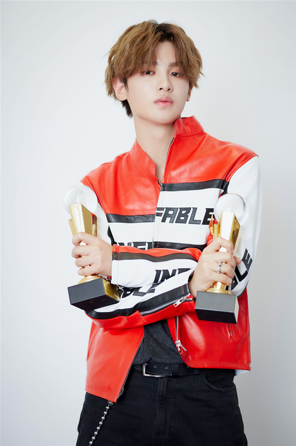 乐华七子next荣获亚洲最受欢迎先锋组合黄明昊斩获两大单人奖项