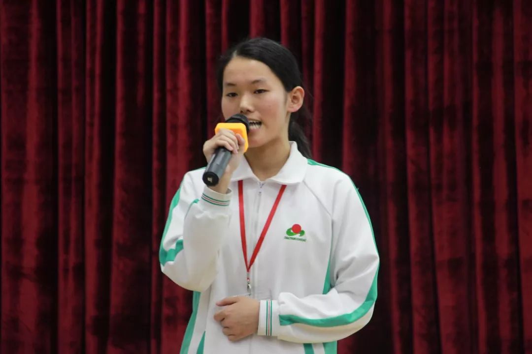 郑楚坚副校长和高二年级何定勇组长做点评总结本次"十佳班干"评选活动