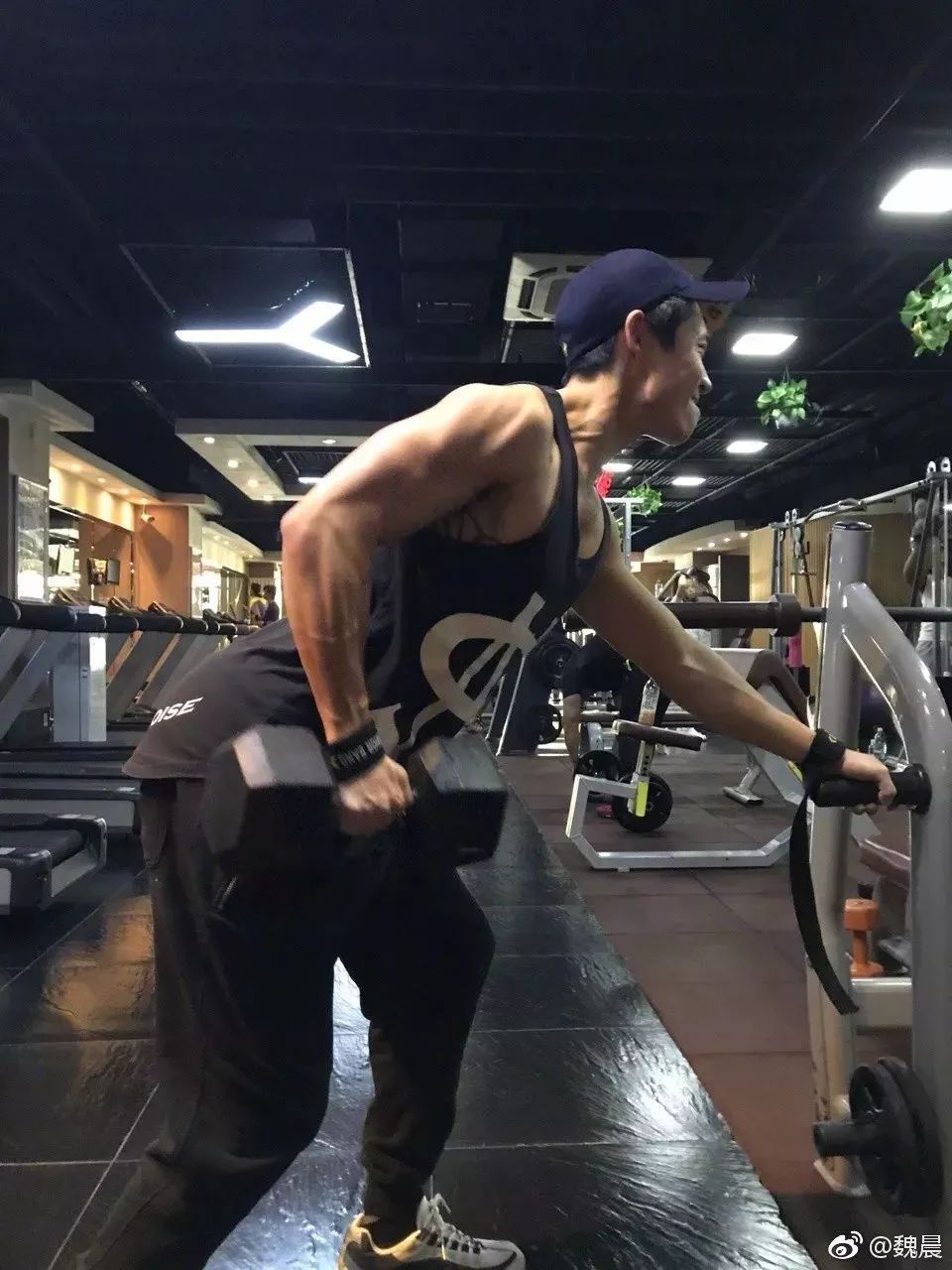 33岁魏晨肌肉炸裂逆天身材堪比彭于晏