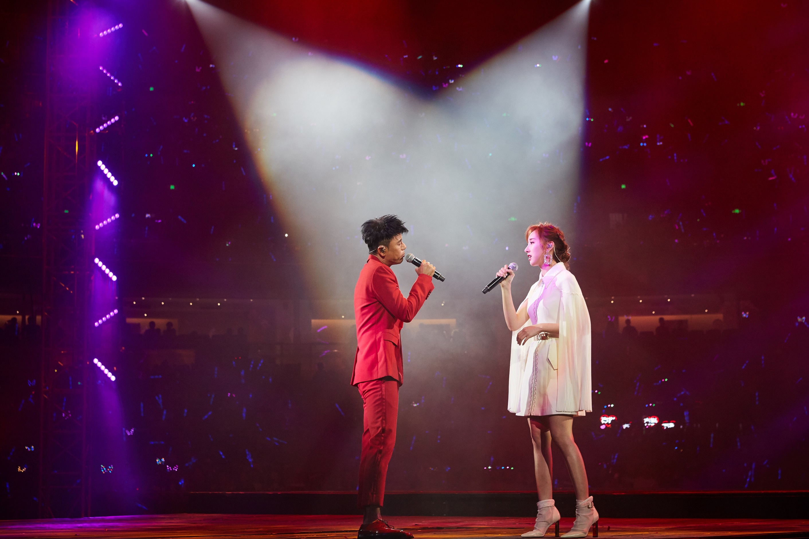 李克勤巡回演唱会打卡武汉 认许靖韵当师姐引全场爆笑