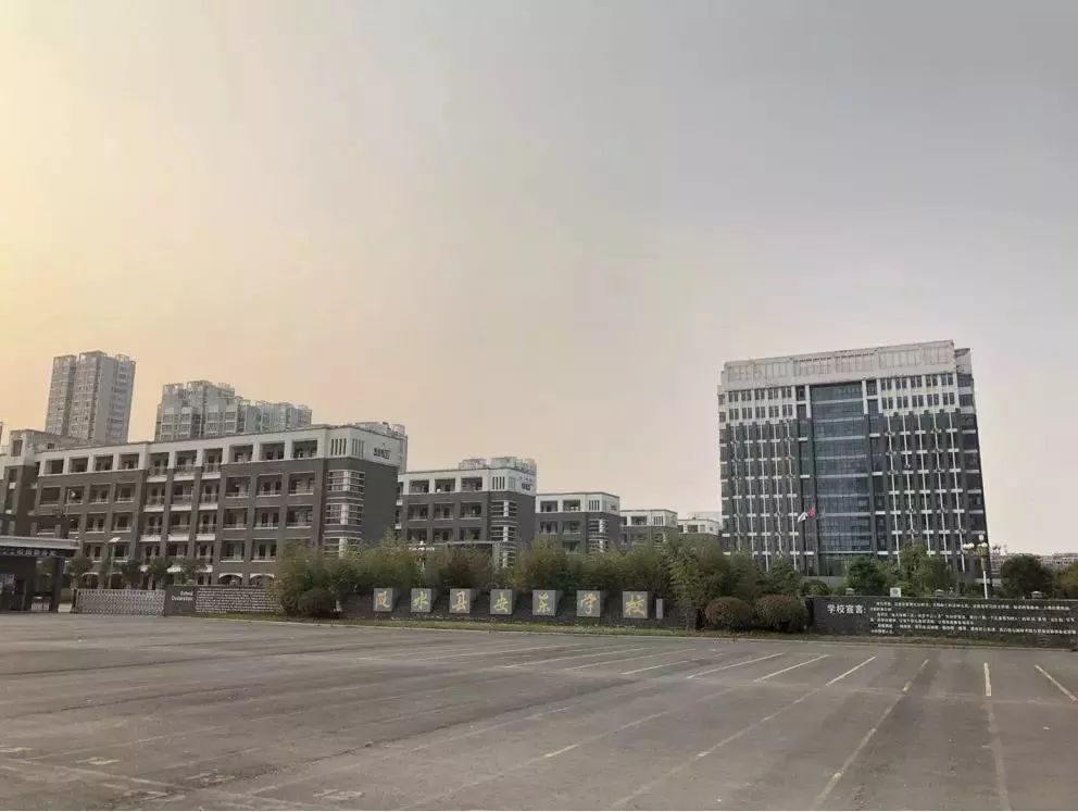 "安东名校","炎黄大学"一路之隔,精英齐聚,12年一站式优质教育.