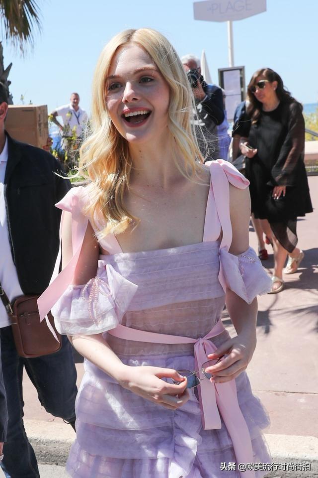 艾丽·范宁 (elle fanning)穿着粉色连衣裙出席第72届戛纳电影节