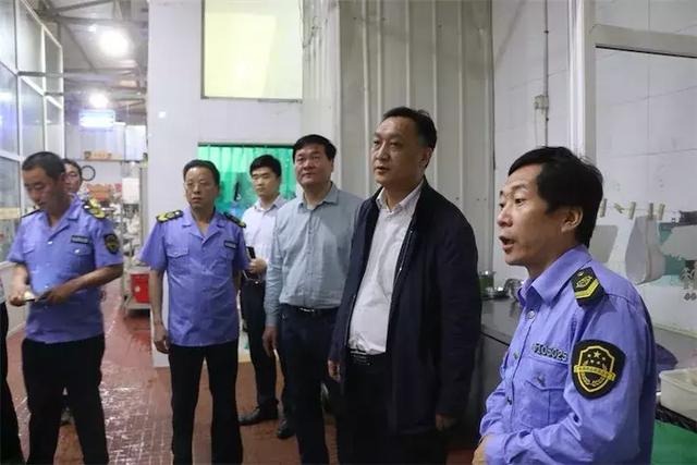 县委常委副县长卢高昌突击检查大荔食品药品安全监管工作