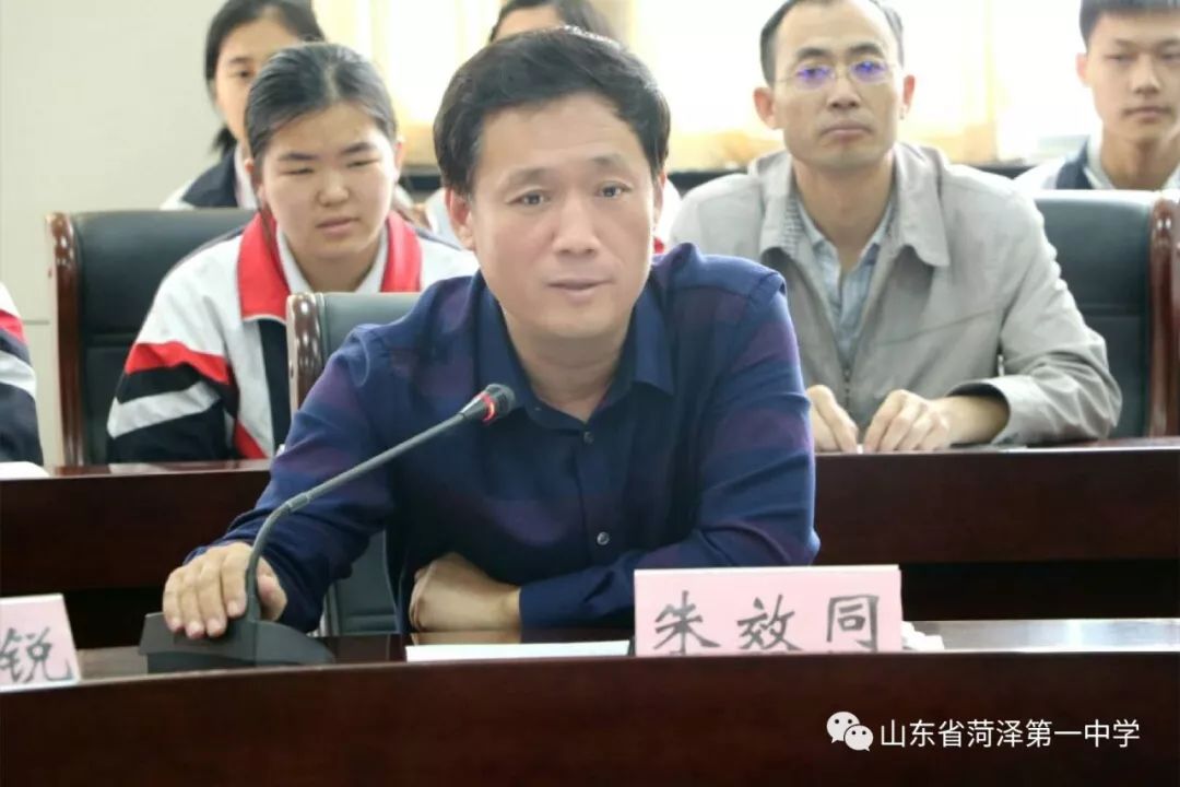 林汉克先生和宏志班的每一位同学亲切握手,一句句温