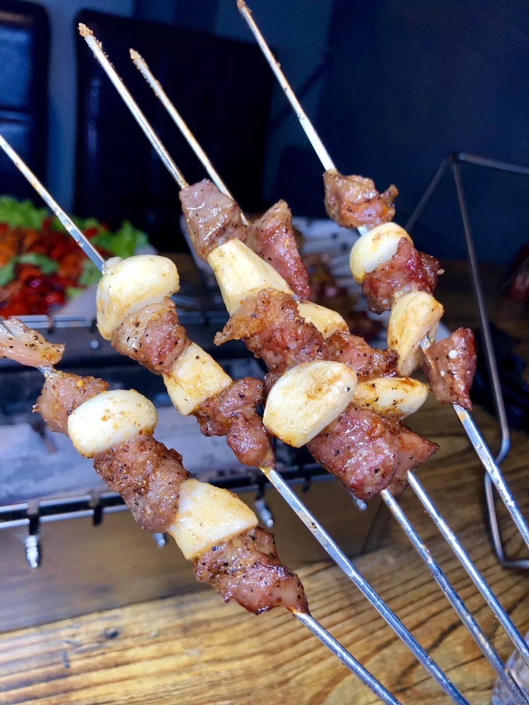 黑椒蒜瓣肉鬼哥推荐串品他家的烤面包也特别好吃.