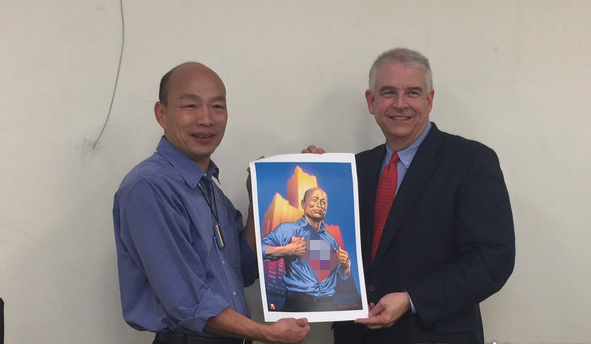 韩国瑜秀撕衣照变身漫威英雄漫威不知情