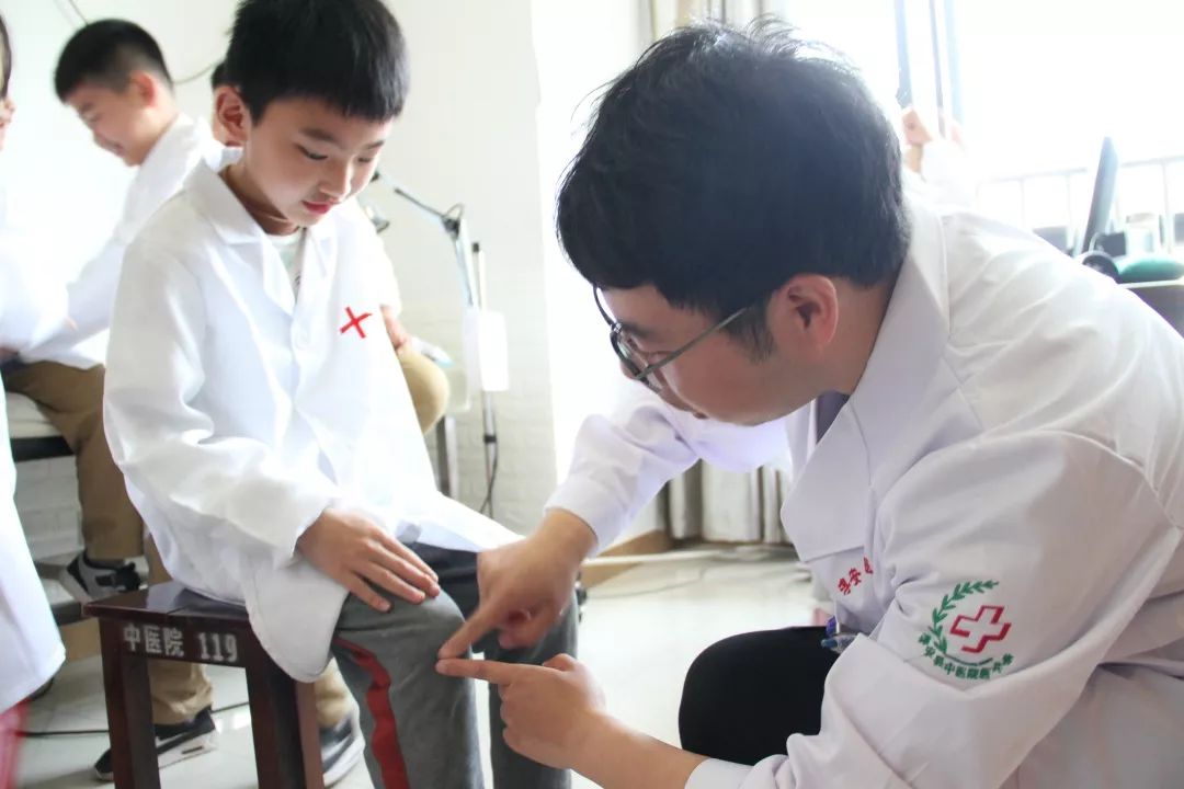 针推科医生徐闯向孩子们深入浅出地介绍了中医针灸的发展,穴位的解读