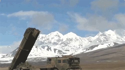 海拔4600米一发命中!西藏军区远程火箭炮发威