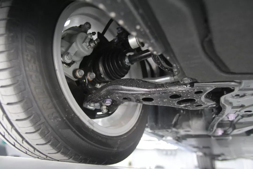 全新一代tnga丰田雷凌实拍121英寸大屏换装双叉臂后悬挂