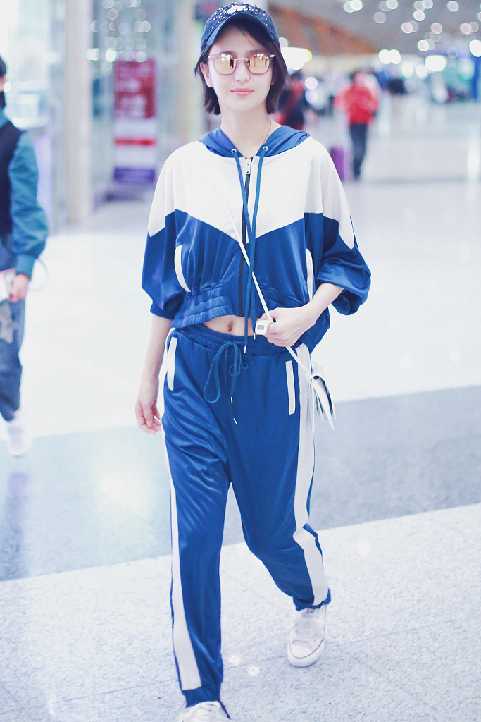 学生妹丫丫!佟丽娅穿运动装秀小蛮腰 青春又减龄