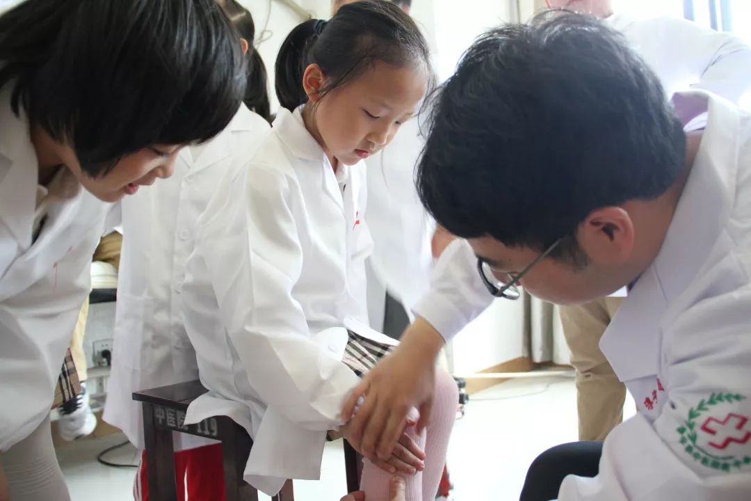 针推科医生徐闯向孩子们深入浅出地介绍了中医针灸的发展,穴位的解读