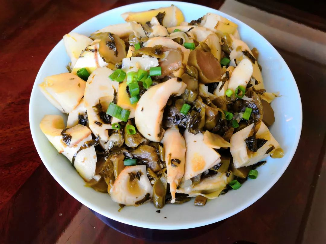 美女主播亲自下厨黄甜笋鲜嫩美味期待您的爱心认购