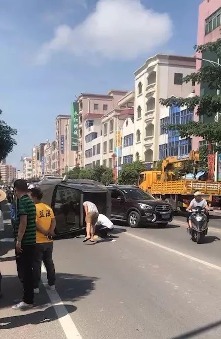吴川沿江路某粥城附近一小车侧翻,路过市民热心救援!