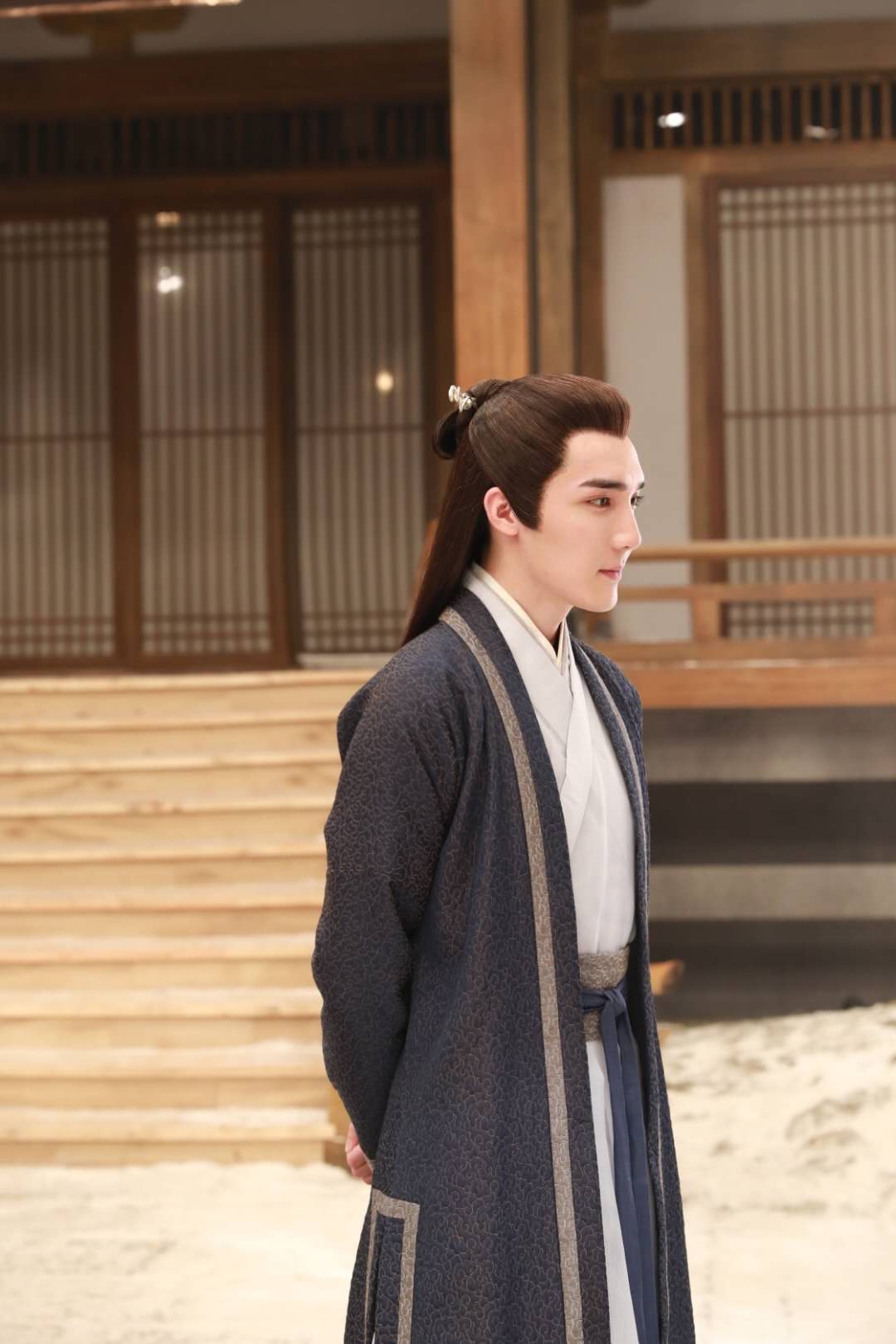 曹煜辰饰演的南海龙家管家昊天,前去听雪楼提出联姻