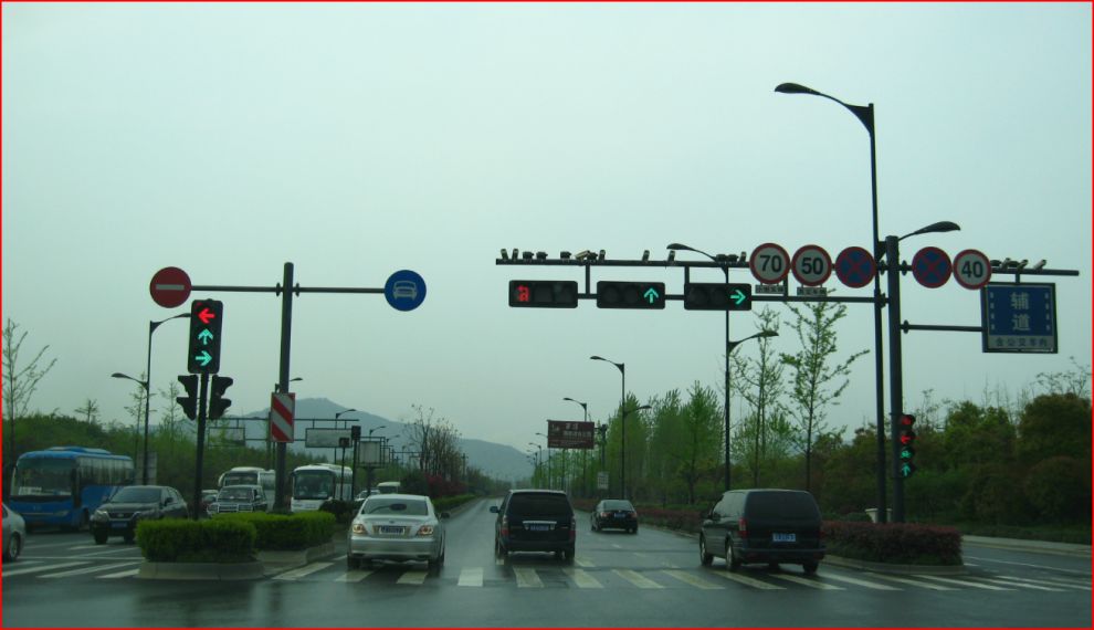 杭州交警请往前走不要倒退