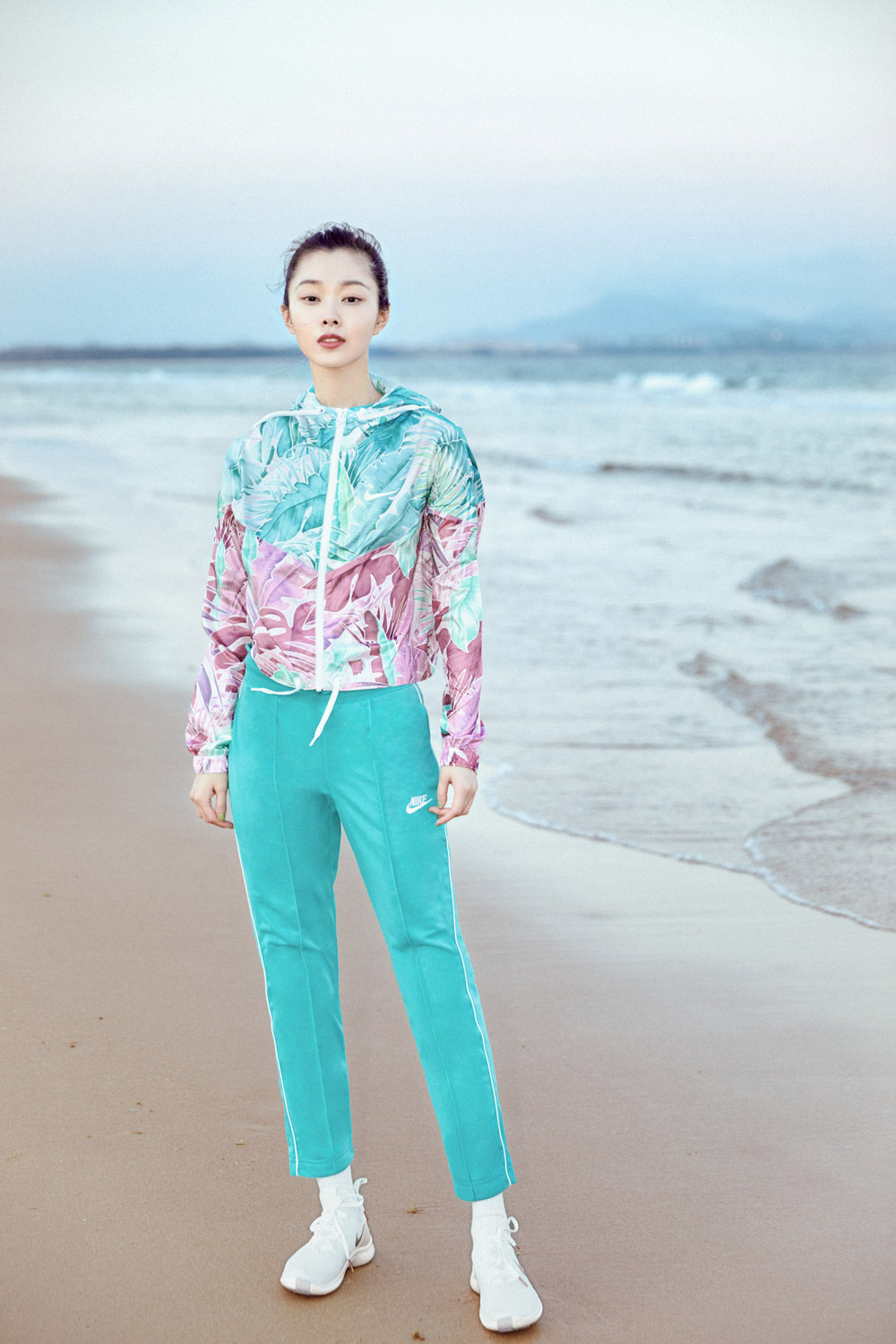 宋轶解锁海边时尚 自觉传递运动理念