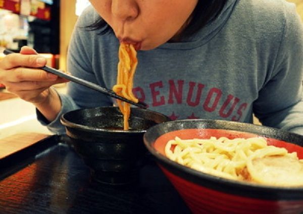 外国人怎样看待日本人吃面条时发出声音