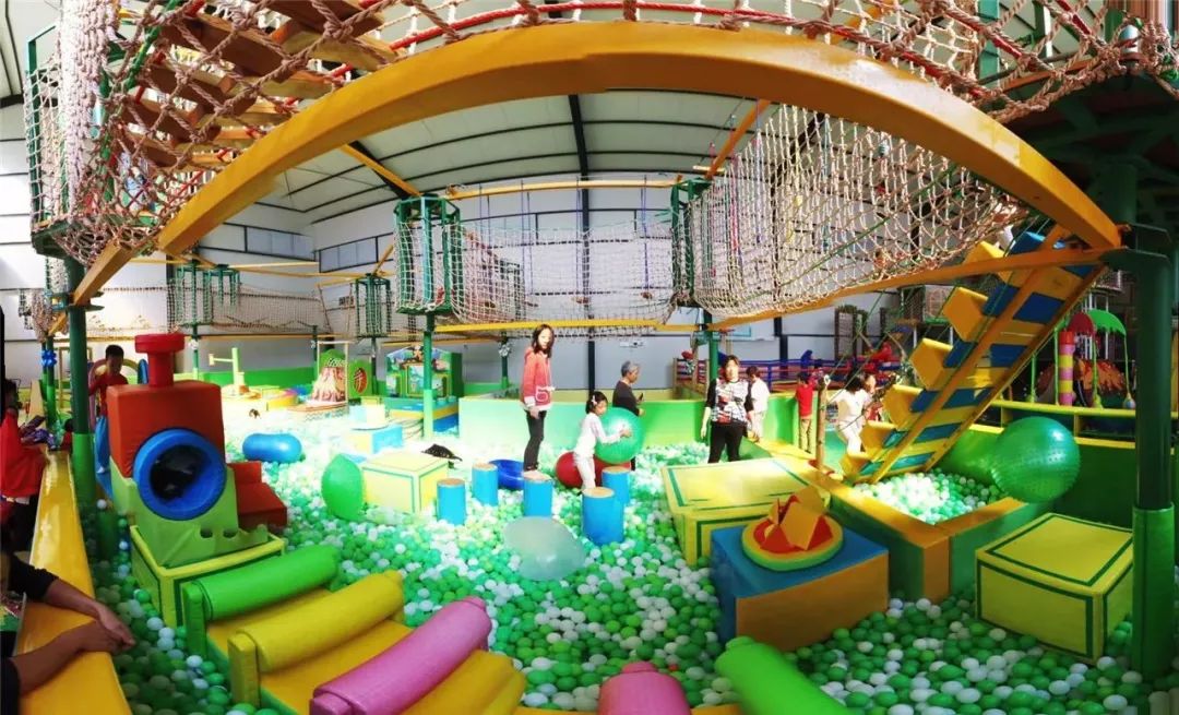 南丹山森林公园有一个森林欢乐谷,室内有儿童城堡,星空露营酒店欢乐戏