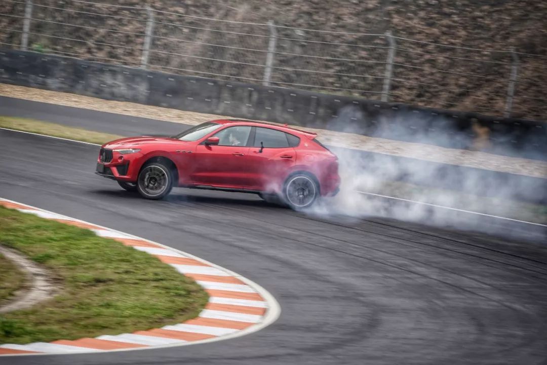 从没想过suv竟然还能这么愉快地漂移