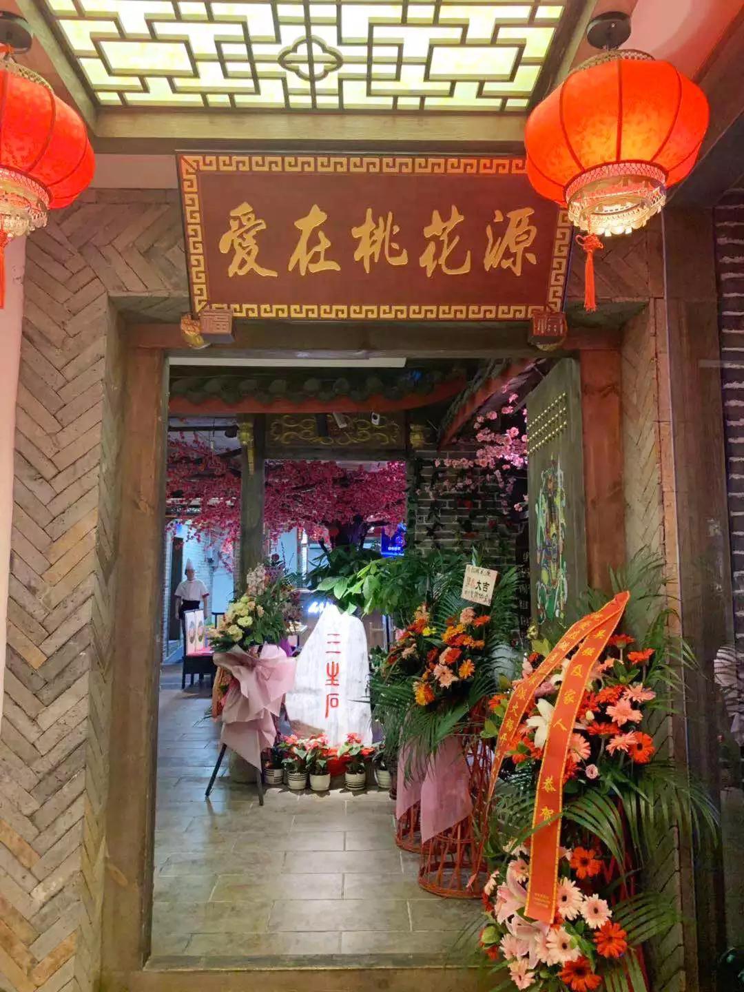 这家火锅店把桃花林搬进店里,爱在桃花源浪漫一整年!
