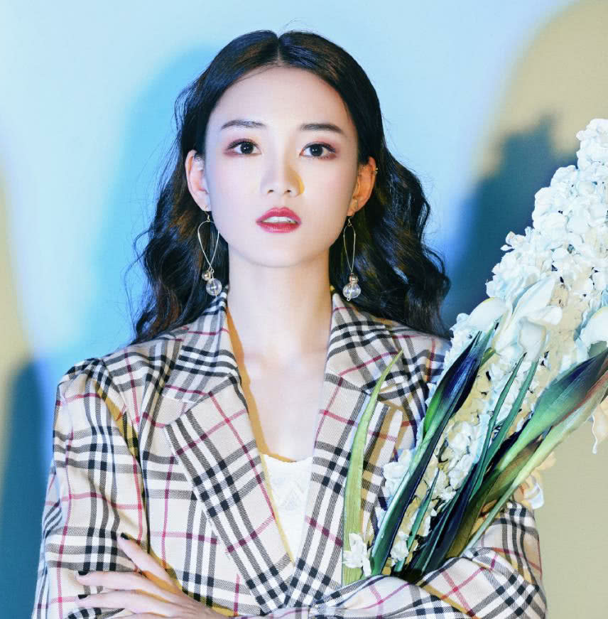 当年颜值被黄圣依全面碾压的"萧晴",如今蓄起长发,美到不敢认