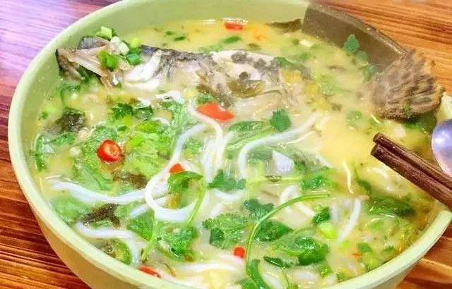 桂鱼煮粉也是一道操作简单,汤鲜粉爽口的美味.先把桂鱼宰杀干净.