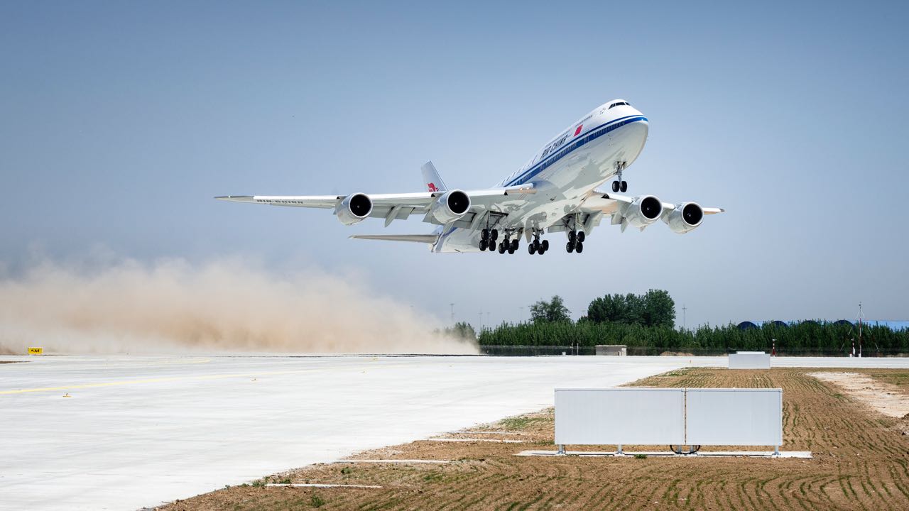 (摄影:冰凉) 大飞机抬头起飞. 国航