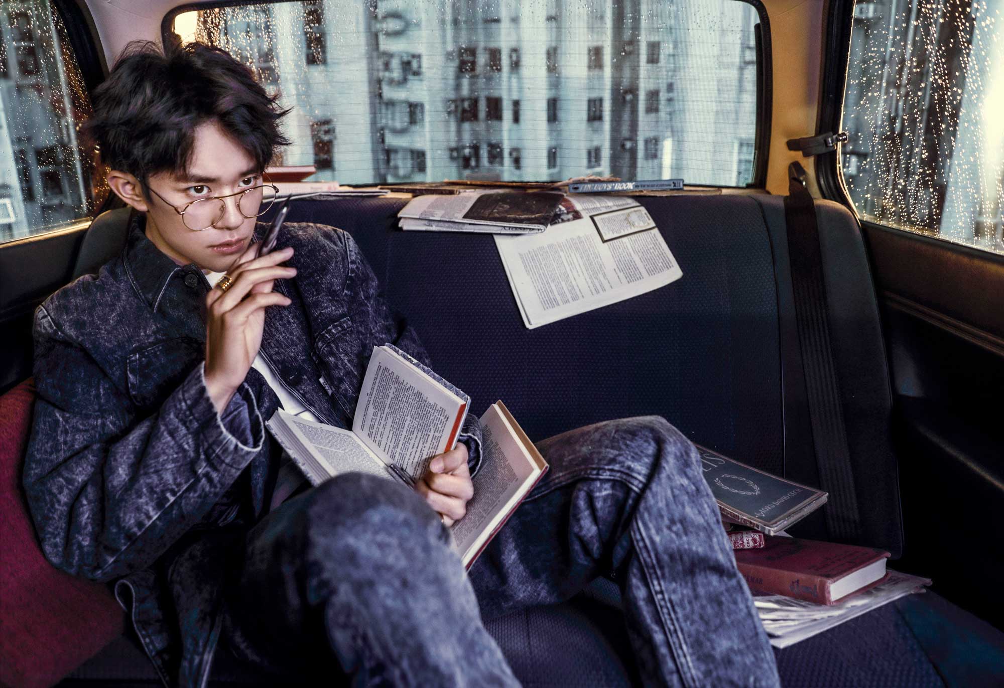 易烊千玺登《时尚芭莎》六月上封面 新生力量再定义时尚潮流