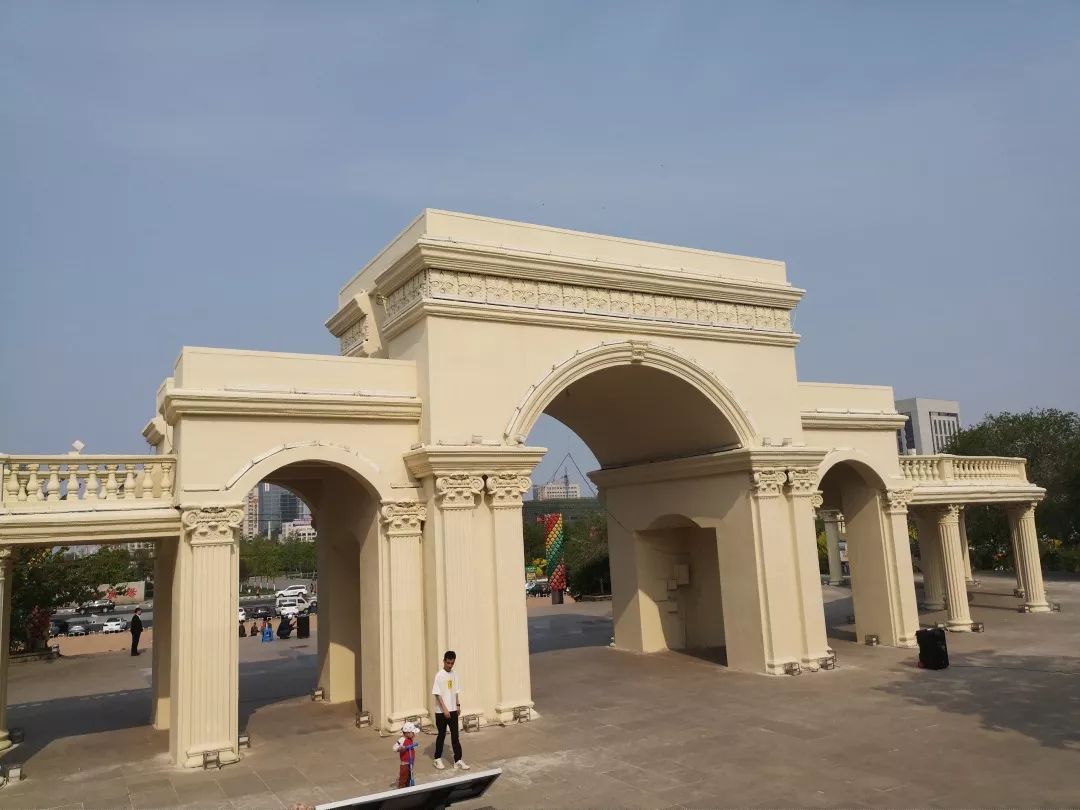 鲅鱼圈世纪门翻新啦换上淡黄衣漂亮