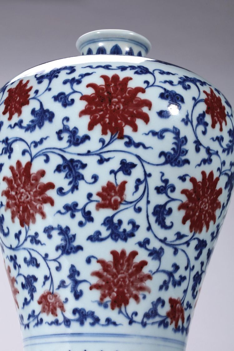 香港汉唐国际藏品征集67此件青花釉里红花卉纹梅瓶是乾隆官窑早期仿