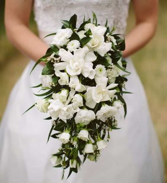 栀子花的花语是坚强,永恒的爱,一生的守候.手捧花