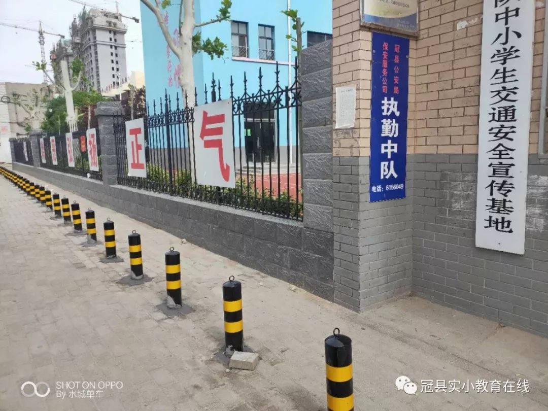 隔离栏的安装,保障了孩子能够排着队在隔离栏内有序进出学校,既能为我