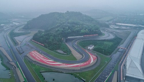 浙江国际赛车场具有经国际汽联(fia)认证的二级赛道,由国际知名的赛道