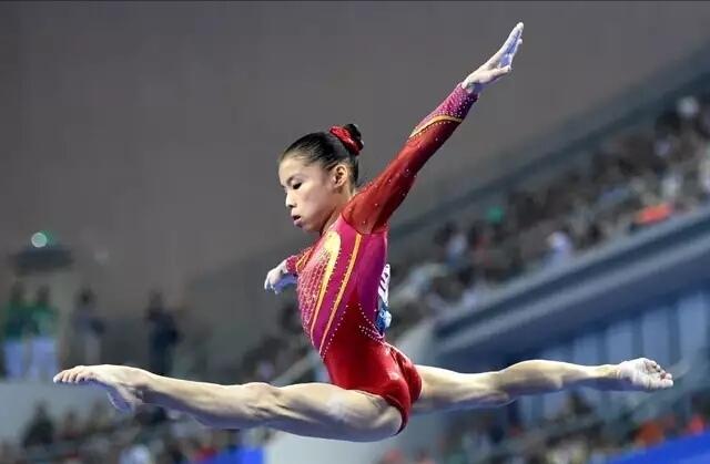 体操队长含泪遗憾退役,奖金帮哥哥治病买房,今复出夺个人第17冠