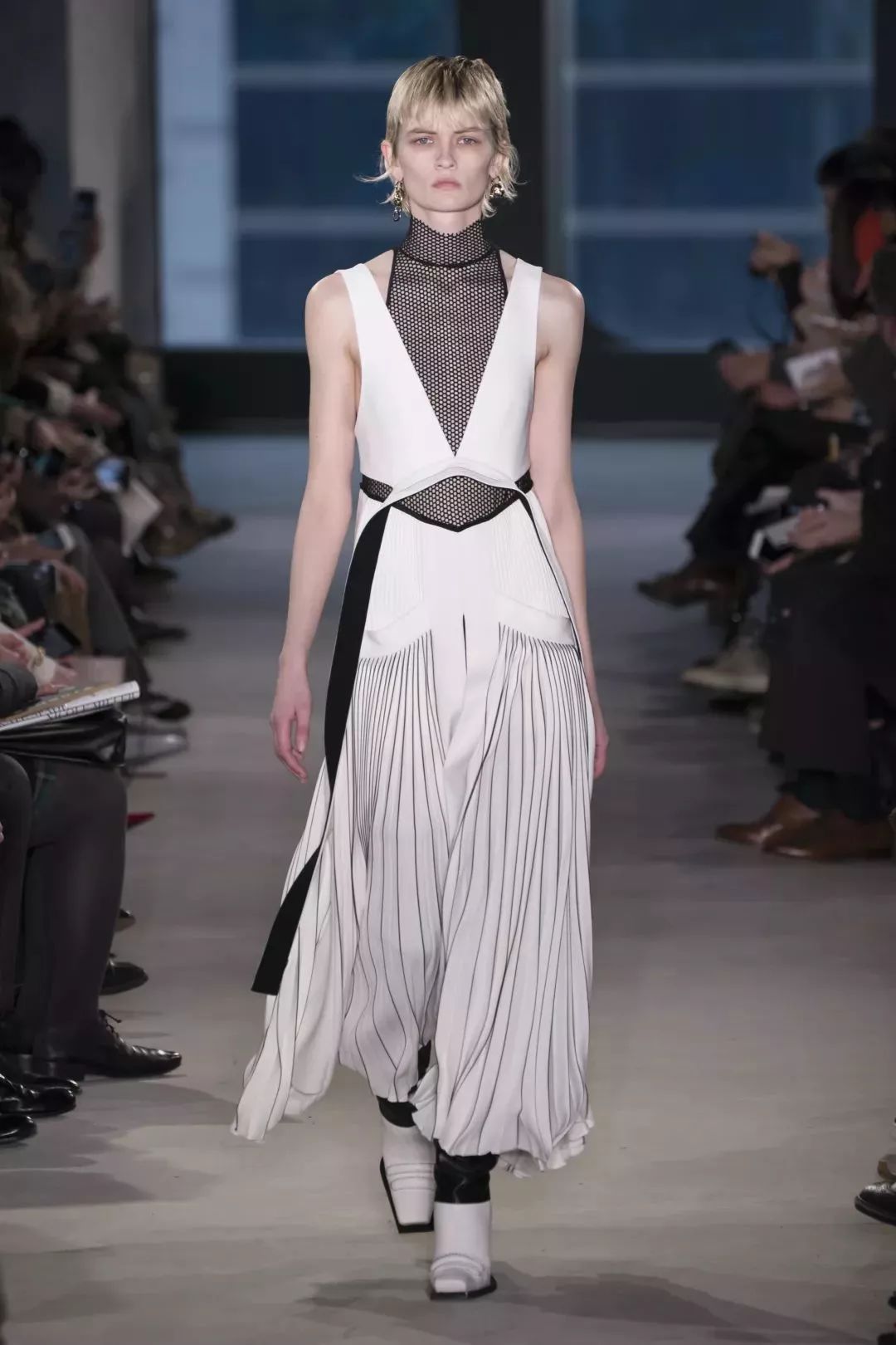 服装搭配:今年流行性感又高级的吊带裙,今夏时髦显腿长全靠它了!