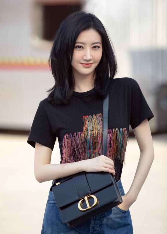 景甜换齐刘海造型"火"了,锁骨发搭配黑色t恤牛仔裤,气质全开