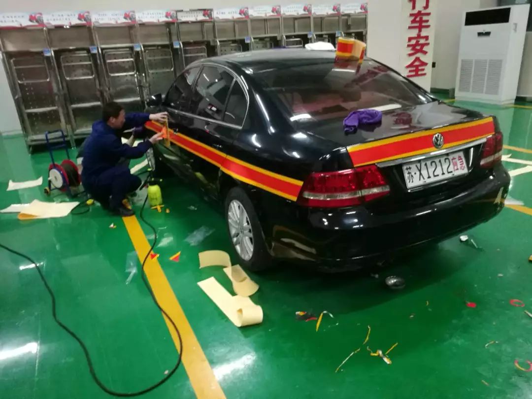 车辆进行涂装支队对驾训点教练车进行涂装支队此次共完成13辆行政车