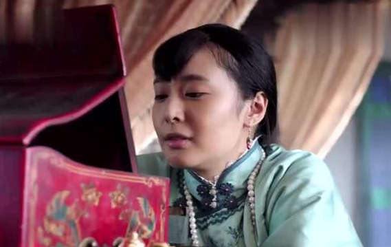 在张首芳成年后,张作霖安排她嫁给了黑龙江督军鲍贵卿的儿子鲍英麟